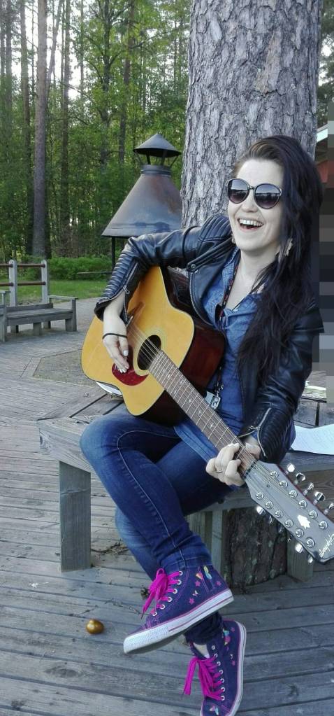 Yhteisömuusikko kitaran kanssa musisoimassa ja tuomassa kulttuurihyvinvointia!