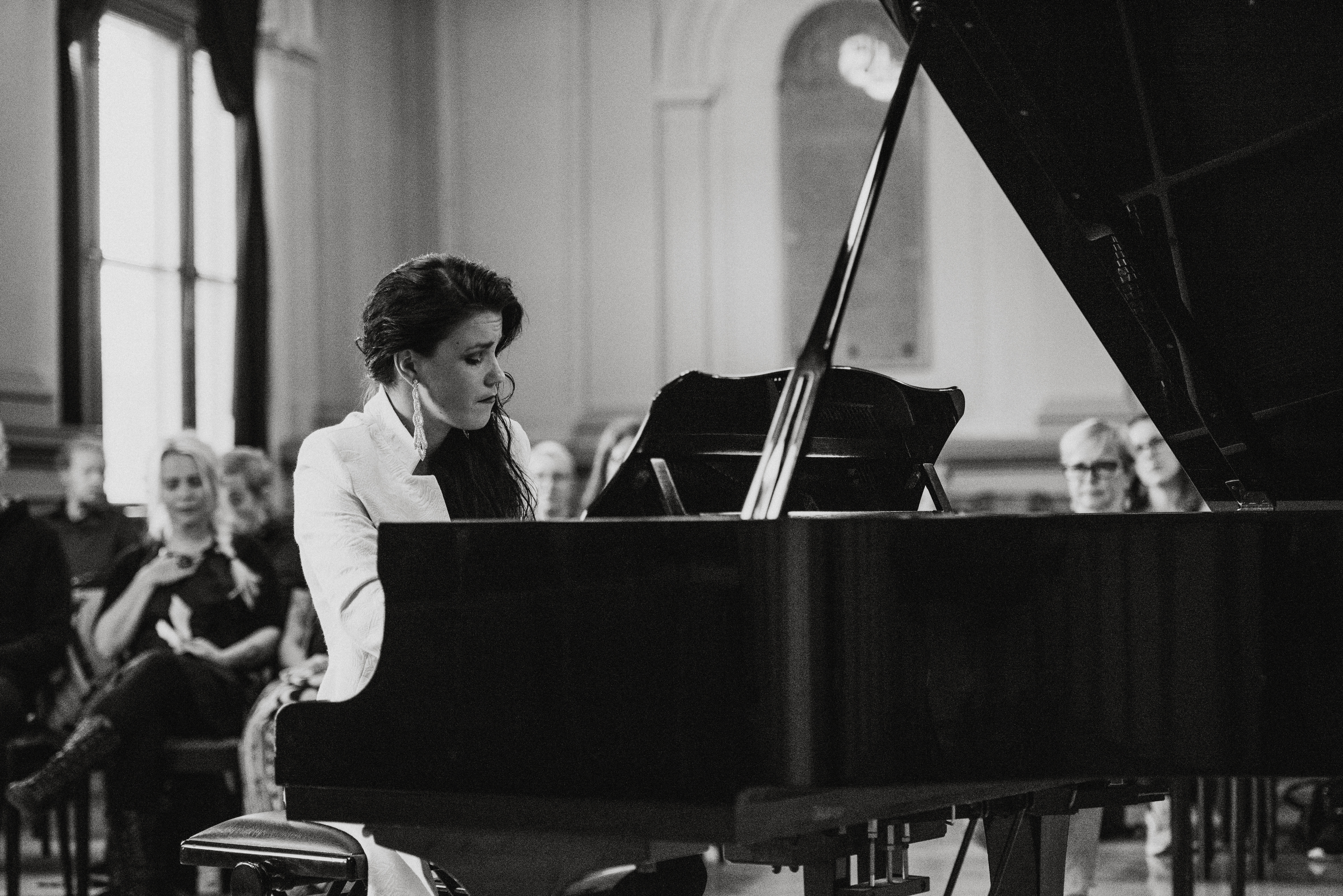 Pianisti esiintyy konsertissaan soittaen mustaa flyygeliä.